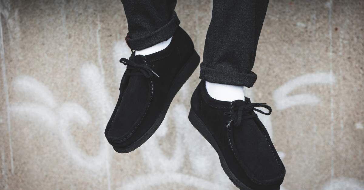 Black flat shoes